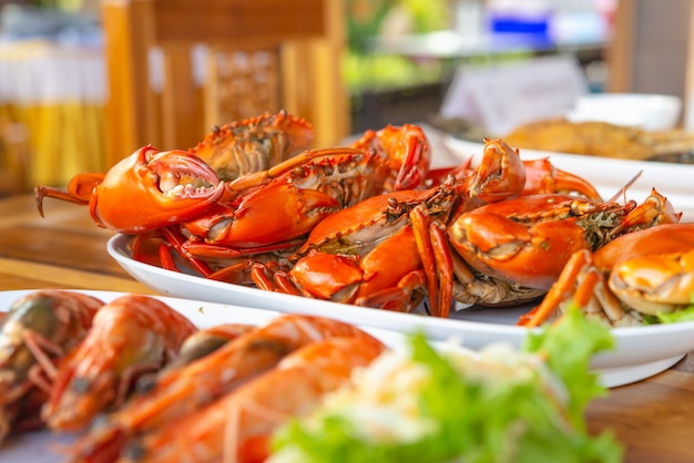 Caranguejos cozinhados com molho picante do marisco.