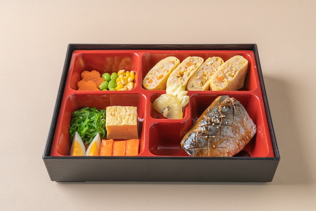 carapaus saba grelhados com aperitivo em conjunto de bento