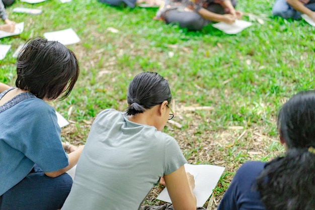 Caras asiáticos na oficina de jardinagem e agiram juntos