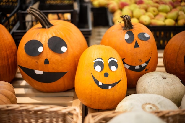 Caras de calabaza en el mostrador de la tienda Halloween