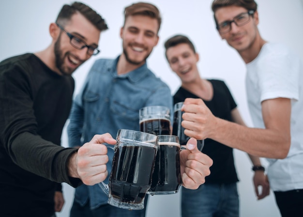 Caras com canecas de cerveja isoladas no fundo branco