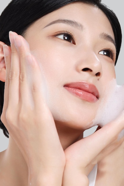 Las caras de las mujeres asiáticas se embellecen con caras de cosméticos para la publicidad