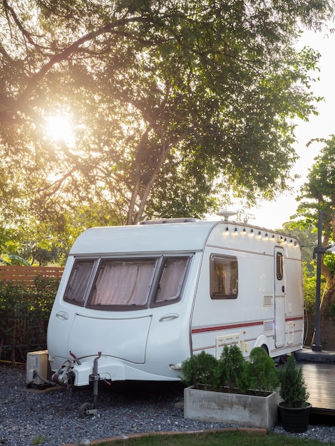 Caravan Parkplatz im Garten Dekoration mit festlichen Draht Glühbirnen mit niemand vertikalem Stil Entspannung Naturcamping und Schlafen im Wohnmobilanhänger Familienurlaub Reisekonzept