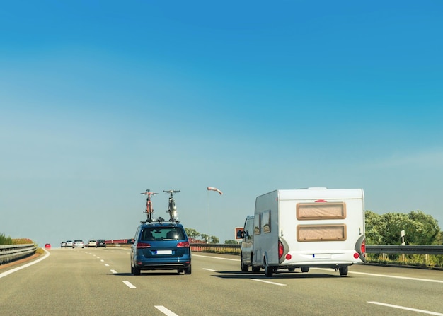 Caravana y coche con bicicletas en carretera en Suiza