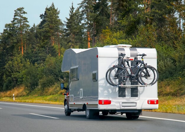 Caravana com bicicletas na estrada na Suíça.