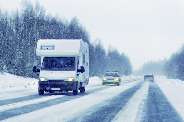 Caravana na estrada no inverno Rovaniemi, na Lapônia, Finlândia. Na nevasca