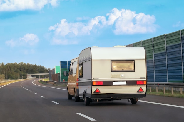 Caravana na estrada, Suíça.