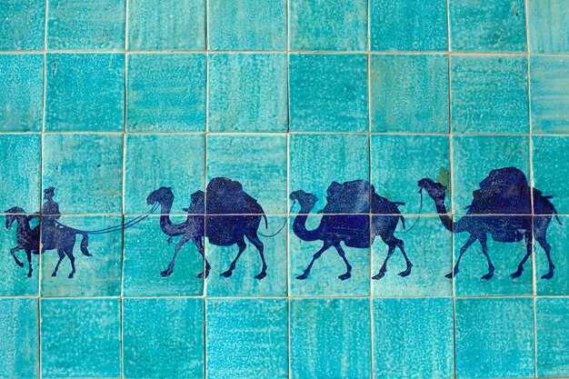 La caravana pintada de azulejos