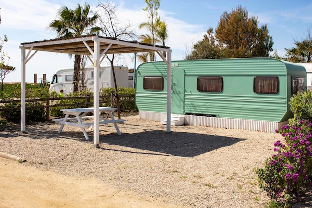 Caravana vintage verde en camping