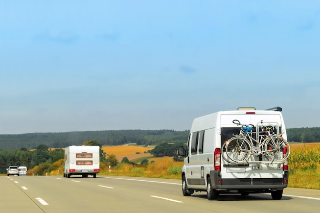 Caravanas en la carretera en Suiza.