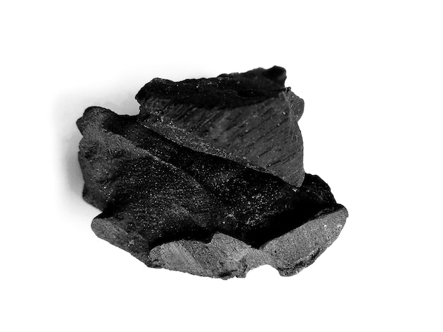 Foto carbón aislado sobre fondo blanco. carbón de leña natural. textura de carbón negro.