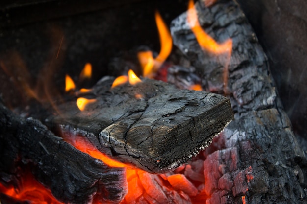 Carbón ardiente caliente, llama de fuego