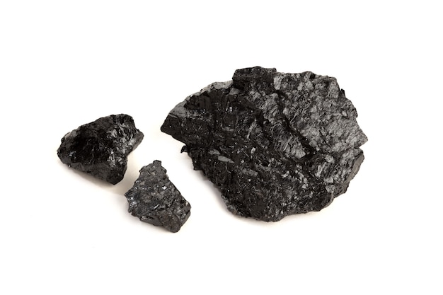 Carbón bituminoso aislado sobre fondo blanco. Carbón negro
