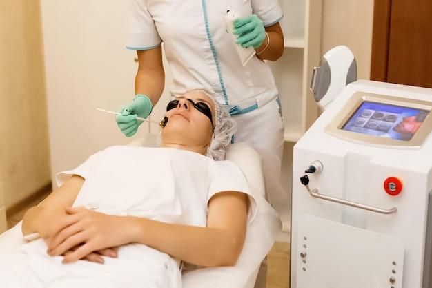 Foto carbon-gesichtspeeling-verfahren in einem schönheitssalon hardware-kosmetikbehandlung