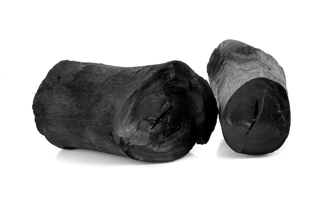 Carbón de leña de la madera dura aislado en blanco.
