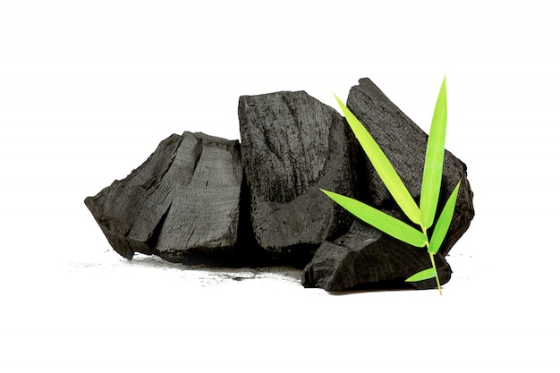 Carbón de leña natural, el polvo de carbón de bambú tiene propiedades medicinales con carbón vegetal tradicional aislado