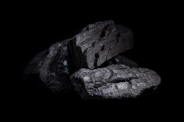 Foto el carbón negro sobre la mesa negra.