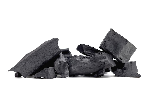 El carbón negro se utiliza como energía térmica. Aislado sobre fondo blanco