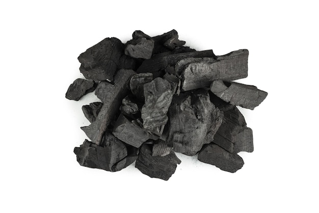 Carbón de roble negro aislado en un fondo blanco.