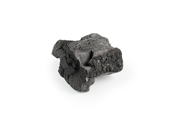 Carbón de roble negro aislado en un fondo blanco.