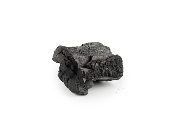 Carbón de roble negro aislado en un fondo blanco.