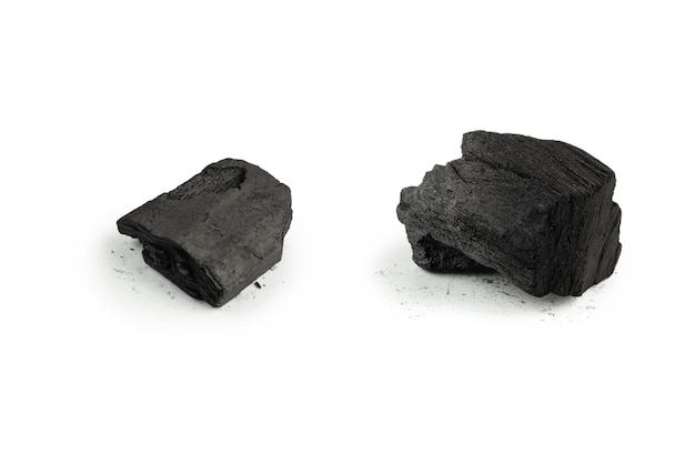 Carbón de roble negro aislado sobre un fondo blanco.