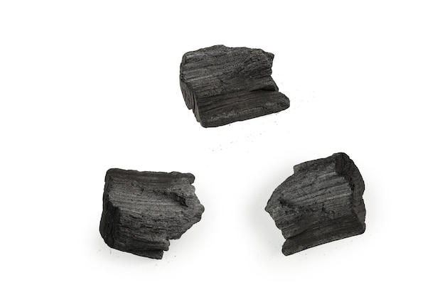 Carbón de roble negro aislado sobre fondo blanco.