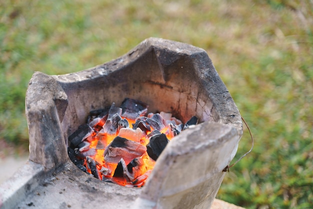 Carbón rojo al fuego para cocinar tradicional