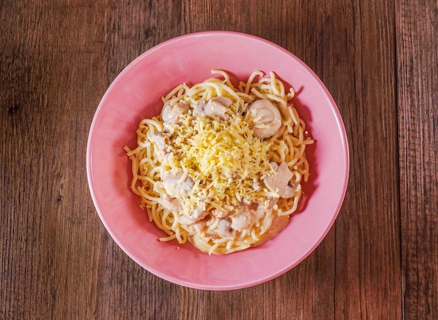 carbonara de atum em fundo de madeira