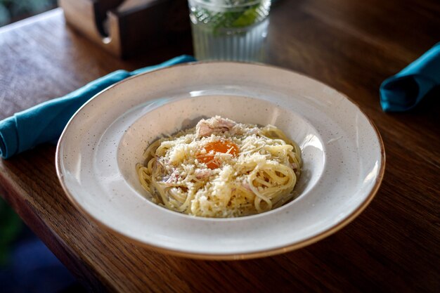 Carbonara Nudeln mit rohem Ei auf einem Teller