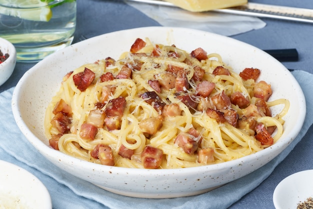 Carbonara Nudeln. Spaghetti mit Pancetta