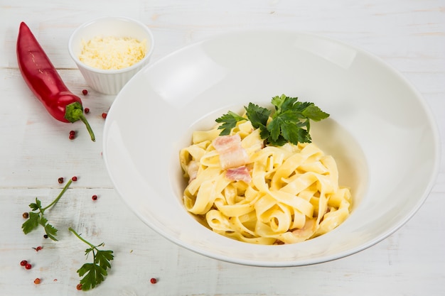 Carbonara Pasta, Spaghetti, Parmesan und Sahnesauce. Traditionelle italienische Küche. Pasta alla Carbonara