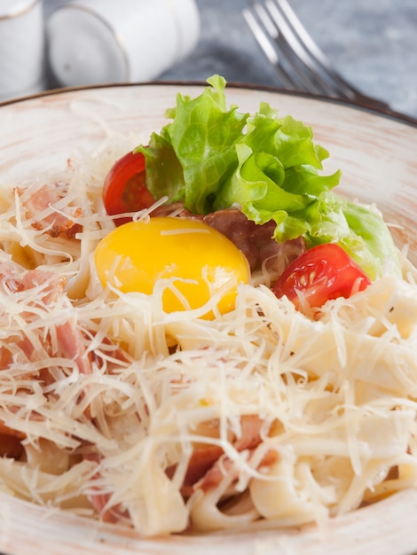 Carbonara Paste. traditionelle italienische Küche. Nahansicht. ausgewählter Fokus