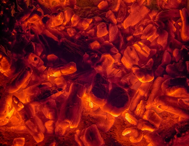 Carbones ardientes al rojo vivo listos para freír