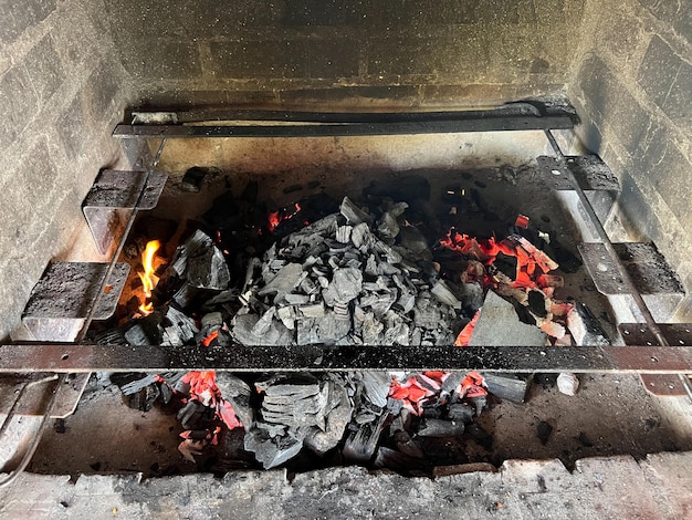 Carbones ardientes dentro de una chimenea de ladrillo