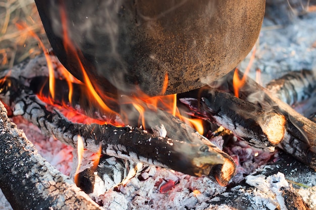 Carbones encendidos y el fondo de la olla turística. fotografía de cerca.