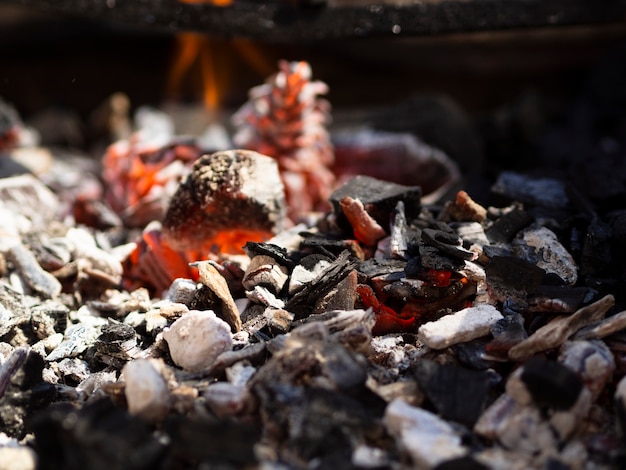 Foto carbones humeantes rojos en barbacoa