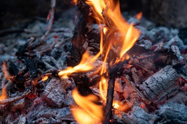 Carbones negros y rojos calientes para barbacoa, fuego