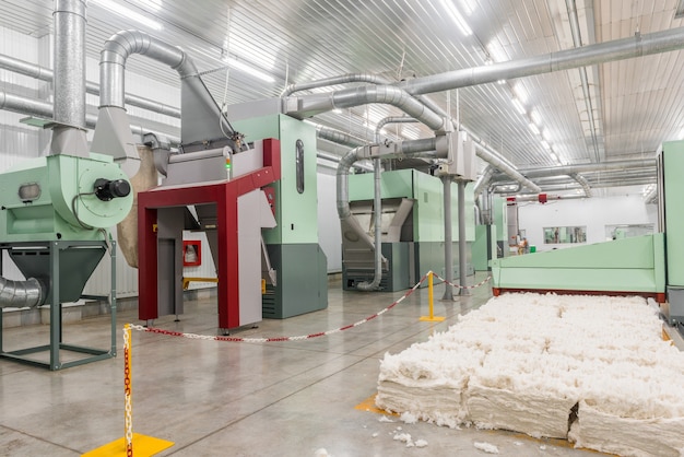 Cardadora en taller de hilatura. equipos y tecnologías en la fábrica textil