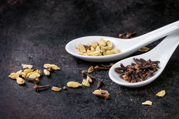 Cardamomo e cravo