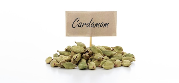 Cardamomo em fundo branco