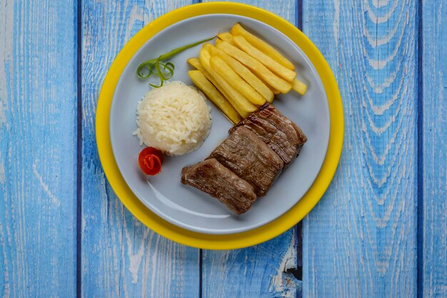 Cardápio infantil do restaurante carne de sol brasileiro carne de sol acompanhado de arroz branco e fritas