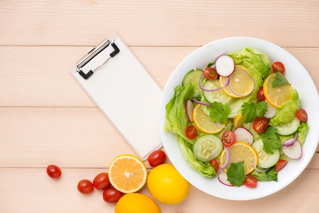 Cardápio, receita de comida, papel e salada fresca caseira.