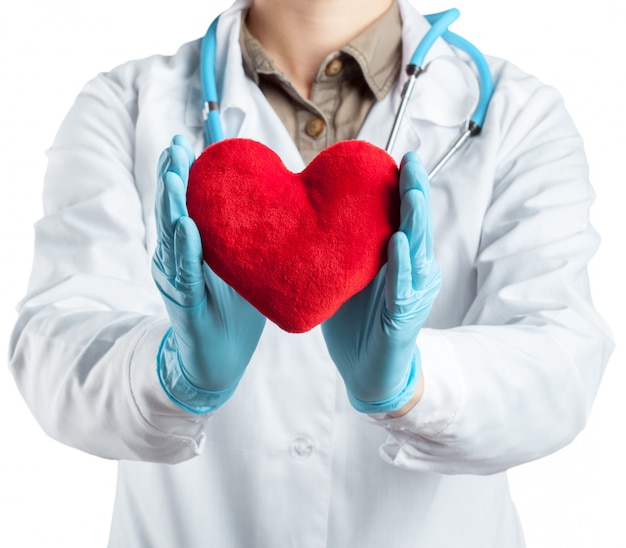 Foto cardiologista feminino de uniforme segurando coração vermelho isolada no fundo branco