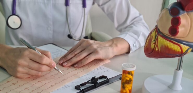 Foto el cardiólogo comprueba el cardiógrafo ecg comprueba el pulso del paciente