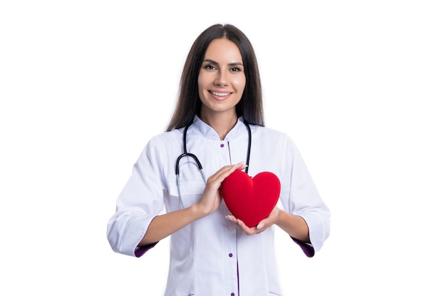 Foto cardiólogo feliz con corazón aislado en blanco cardiólogo muestra donación de corazón en estudio