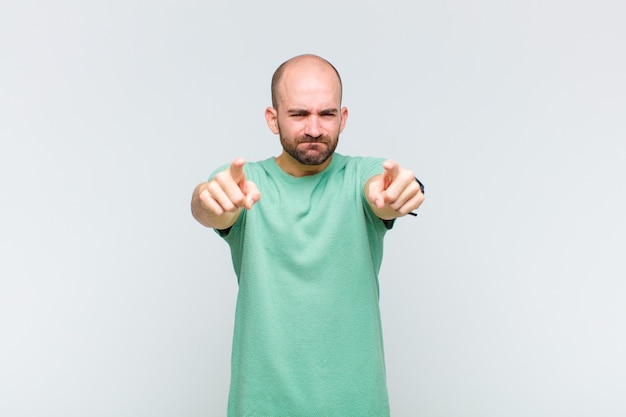 Careca apontando para a frente com os dois dedos