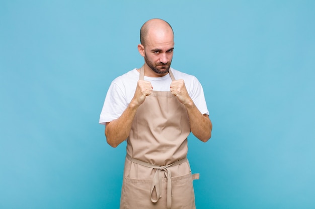 Careca com punhos prontos para lutar