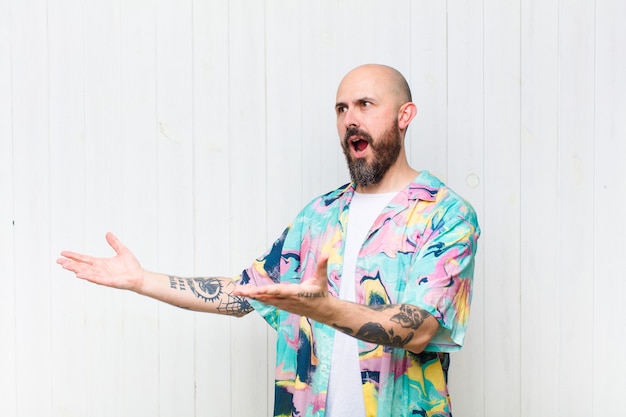 Careca realizando ópera ou cantando em um show ou show, sentindo-se romântico, artístico e apaixonado