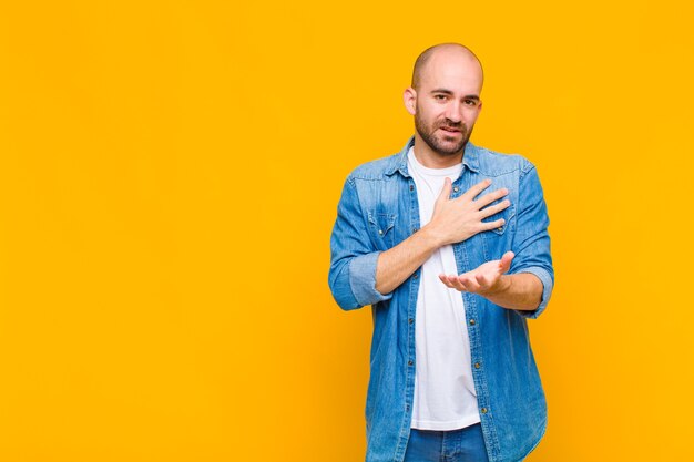 Careca se sentindo feliz e apaixonado